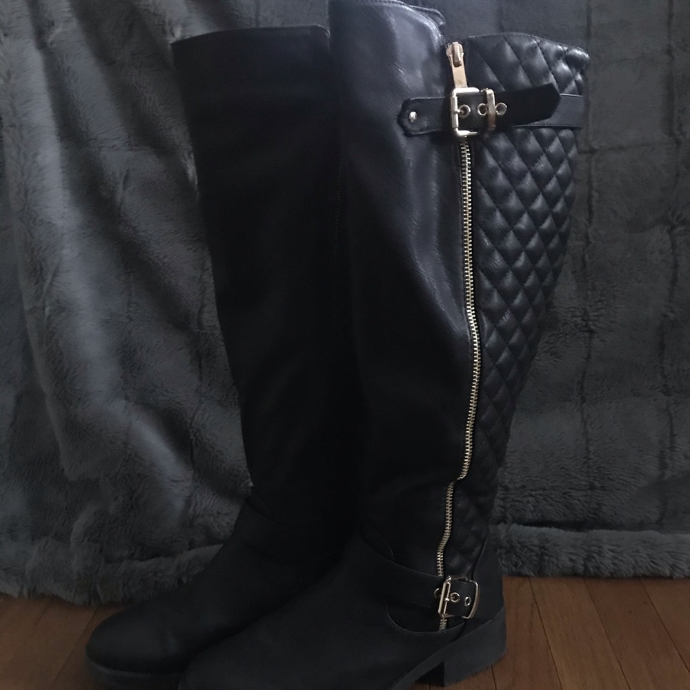 knee high black boots